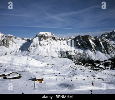 Dramatische Klippen Gesichter Munte Jela Mont De Stevia und Pisten am Col Raiser über Selva Val Gardena Winter Dolomiten winter Stockfoto