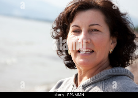 Applying Frau einen Frühlingstag am Meer zu verbringen. Stockfoto