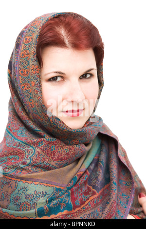 Junge Frau mit einem orientalischen Schal umwickelt. Stockfoto