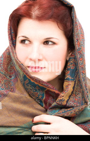 Junge Frau mit einem orientalischen Schal umwickelt. Stockfoto