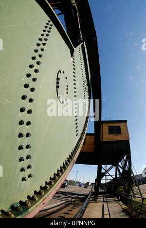 Rollende Lift Klappbrücke zwischen Ost und West schwebt. Birkenhead Docks. Stockfoto