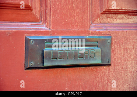 Briefkasten am Haustür Elfreth Gasse, -die älteste noch bewohnte Straße in Philadelphia, Pennsylvania, USA Stockfoto
