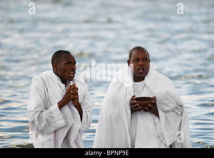 Zwei Mitglieder der Apostel des Muchinjikwa Kirche die Vorbereitung auf die Taufe. Foto von Gordon Scammell Stockfoto