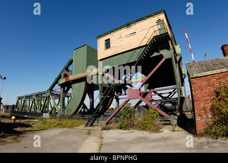 Rollende Lift Klappbrücke zwischen Ost und West schwebt. Birkenhead Docks. Stockfoto