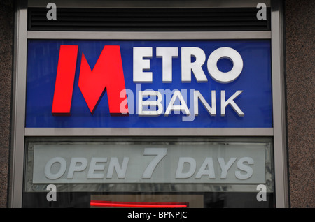 Logo der Metro Bank in der ersten UK-Niederlassung in High Holborn, London, UK. Stockfoto