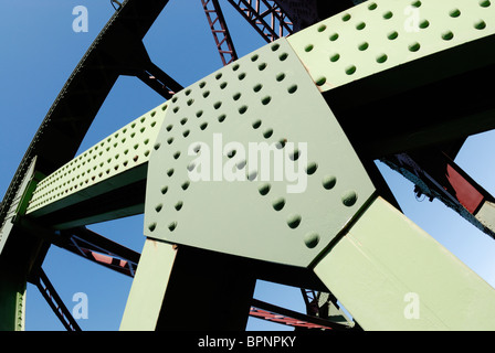 Rollende Lift Klappbrücke zwischen Ost und West schwebt. Birkenhead Docks. Stockfoto