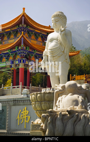 Buddha-Statue mit Drachen in Chongsheng Tempel, Dali, Yunnan Provinz, Volksrepublik China, Asien Stockfoto