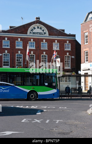 Ein Zugehörigkeit zu Thames Travel Bus befindet sich direkt vor dem Hotel Bären auf dem historischen Marktplatz in Wantage, Oxfordshire, England Stockfoto