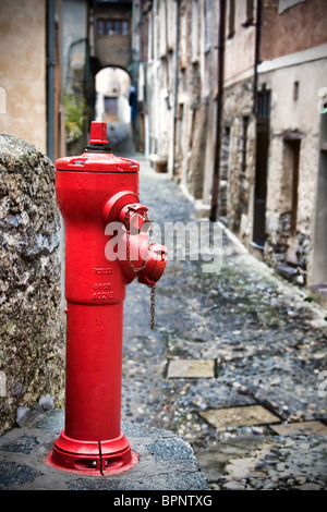 Roter Hydrant in Saorge, Frankreich. Stockfoto