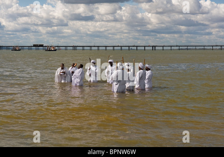 Mitglieder der Apostel der Muchinjikwa Kirche, Vorbereitung für eine Taufe in der Themse.  Foto von Gordon Scammell Stockfoto