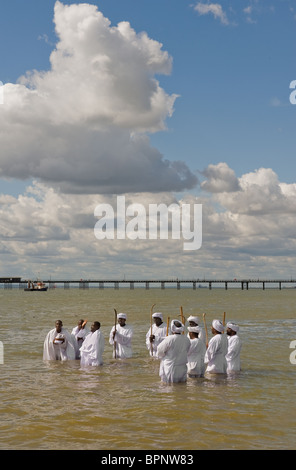 Mitglieder der Apostel der Muchinjikwa Kirche, Vorbereitung für eine Taufe in der Themse.  Foto von Gordon Scammell Stockfoto