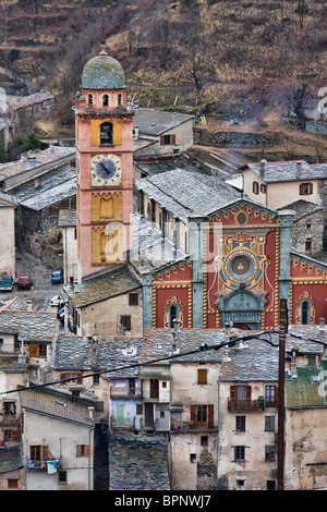 Blick über Tende vom Friedhof oberhalb der Stadt mit Stiftskirche Notre-Dame de Assomption in die französischen Seealpen. Stockfoto