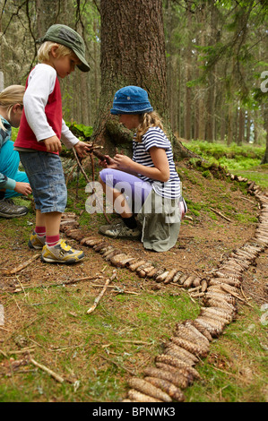 Holzhaus für Zwerg im Wald - bauen von Kindern Stockfoto