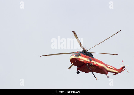 Wassertropfender Hubschrauber roter gelber Streifen Stockfoto