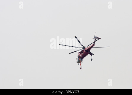 Wassertropfender Hubschrauber roter gelber Streifen Stockfoto