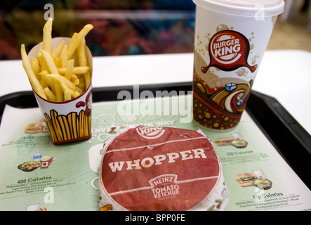 Ein Burger King Whopper Wert Mahlzeit mit Getränk und Pommes Frites. Stockfoto