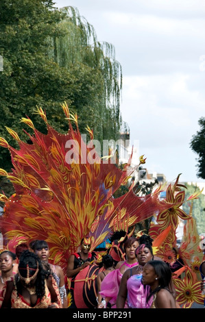 Afrikanische Gruppe von Tänzern mit bunten Schmetterlingsflügel in Notting Hill Karneval 2010, London, England, Vereinigtes Königreich, Europa, EU Stockfoto