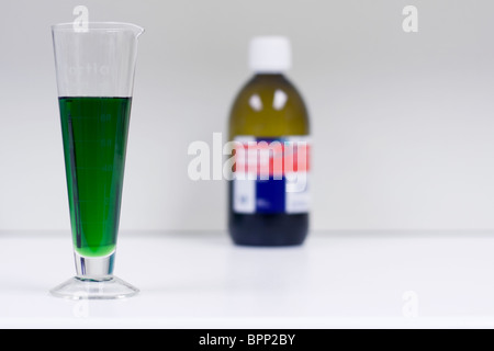 Flasche Methadon und Messung von Glas Stockfoto