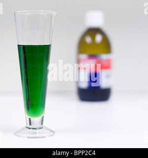 Flasche Methadon und Messung von Glas Stockfoto