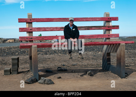 Ein Tourist versucht, eine riesige Parkbank in der New South Wales outback Bergbau Stadt Broken Hill Stockfoto