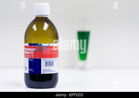 Flasche Methadon und Messung von Glas Stockfoto