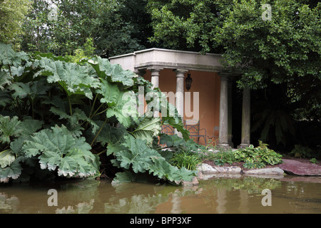 Gunnera und Tempel in der Ballymaloe Cookery School Gärten, Co. Cork, Irland Stockfoto