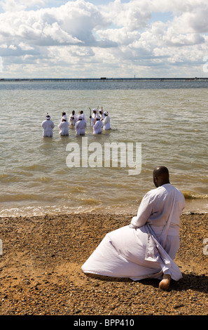 Die Gemeindemitglieder der Apostel der Muchinjikwa Kirche, Vorbereitung für eine Taufe in der Themse Stockfoto