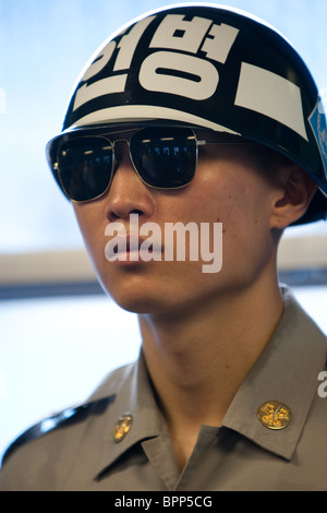 Südkoreanischer Militärpolizist in Panmunjom in der demilitarisierten Zone (DMZ) zwischen Süd- und Nordkorea. Stockfoto