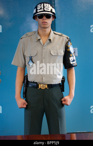 Südkoreanischer Militärpolizist in Panmunjom in der demilitarisierten Zone (DMZ) zwischen Süd- und Nordkorea. Stockfoto