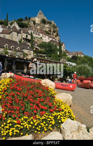 Kanus bereit, auf Beynac-et-Cazenac, Fluss Dordogne, Aquitaine,-Süd-West-Frankreich gestartet werden. Stockfoto