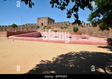 Silves, Algarve, Portugal. Innere des Schlosses mit Zisterne Stockfoto