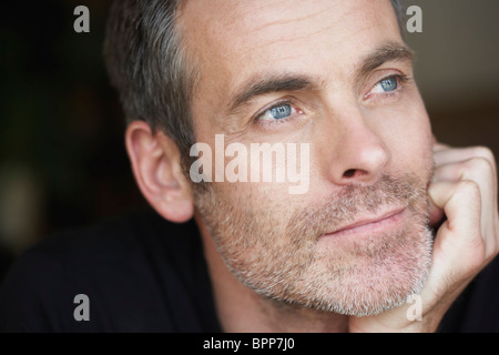 Mann seinen Kopf auf die Hand ruht Stockfoto