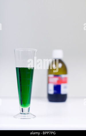 Flasche Methadon und Messung von Glas Stockfoto