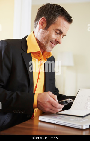 Mann-Einwahl-Nummer auf Handy Stockfoto