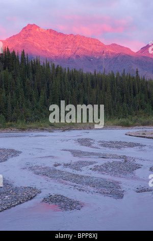 Sonnenuntergang über den Teklanika River Valley, Denali-Nationalpark, Alaska. Stockfoto