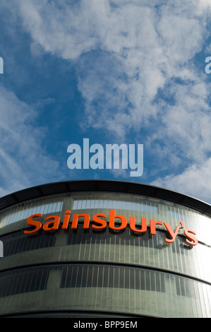 Sainsbury Supermarkt anmelden eine moderne zeitgenössische Glas und Stahlbau in High Wycombe Innenstadt Bucks UK Stockfoto