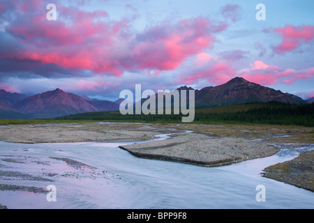 Sonnenuntergang über den Teklanika River Valley, Denali-Nationalpark, Alaska. Stockfoto