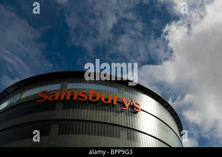 Sainsbury Supermarkt melden Sie auf einem modernen zeitgenössischen Glas und Stahl Gebäude im Stadtzentrum von High Wycombe Bucks UK Stockfoto
