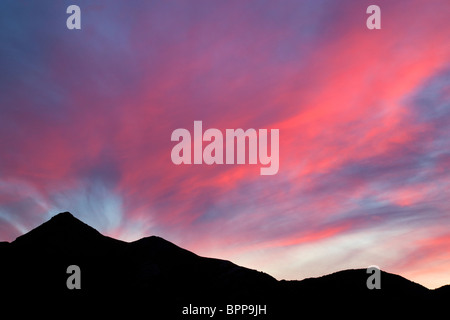 Sonnenuntergang über den Teklanika River Valley, Denali-Nationalpark, Alaska. Stockfoto