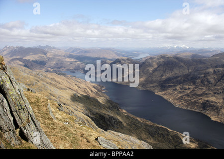 Suche entlang Loch Shiel von der Spitze des Beinn Odhar Mhor mit Schnee bedeckt Ben Nevis in der Ferne. Stockfoto