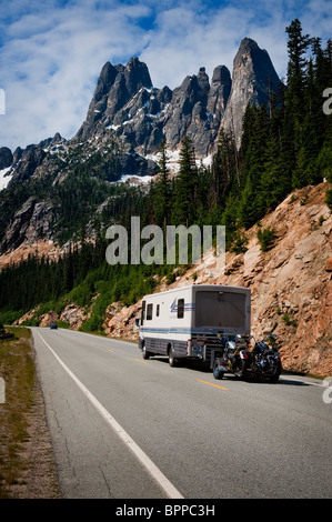 Den North Cascades Highway im US-Bundesstaat Washington. Reisemobile und Wohnwagen gehen über Washington Pass während der Sommersaison Stockfoto