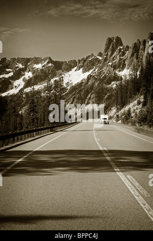 Den North Cascades Highway im US-Bundesstaat Washington. Reisemobile und Wohnwagen gehen über Washington Pass während der Sommersaison Stockfoto