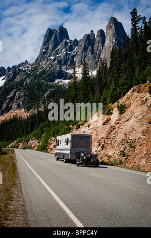 Den North Cascades Highway im US-Bundesstaat Washington. Reisemobile und Wohnwagen gehen über Washington Pass während der Sommersaison Stockfoto