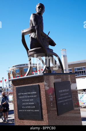 Statue von Ivor Novello (1893-1951) Komponist, Dramatiker und Schauspieler außerhalb das Wales Millennium Centre, Bucht von Cardiff wales uk. Stockfoto