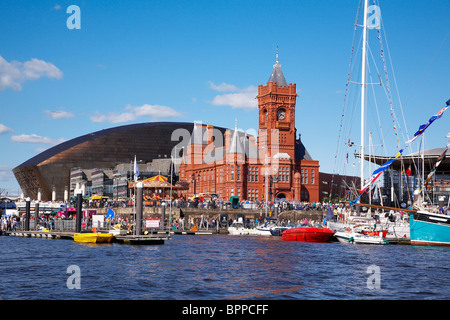 Mermaid Quay mit Pierhead Gebäude und Millenium Centre in Cardiff Bay South Wales. Stockfoto