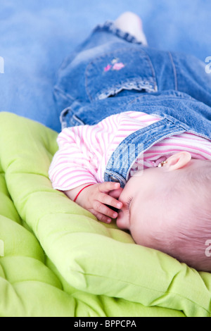 Niedliche Babymädchen in Jeans gekleidet Stockfoto