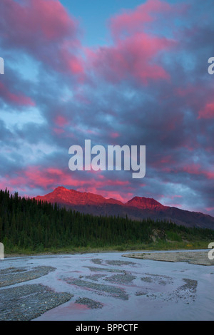 Sonnenuntergang über den Teklanika River Valley, Denali-Nationalpark, Alaska. Stockfoto