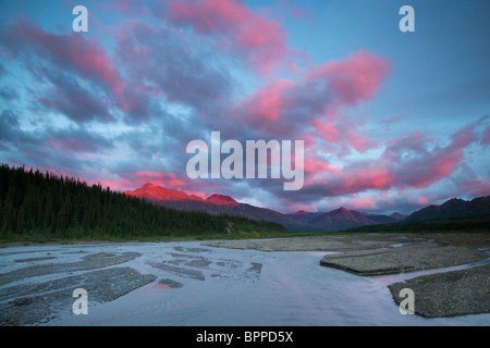 Sonnenuntergang über den Teklanika River Valley, Denali-Nationalpark, Alaska. Stockfoto