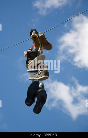 Schuhe von hängen power Kabel - Skateboarder werfen sie dort Stockfoto