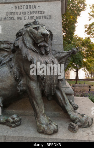 Cloe-Up des Löwen am Sockel der Statue von Königin Victoria in Gore Park, Hamilton, Ontario, Kanada. Stockfoto